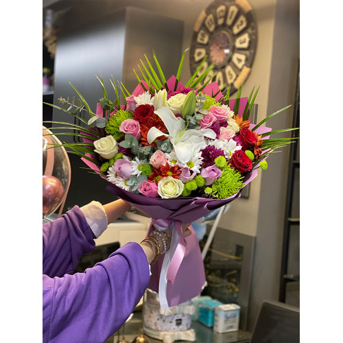 Karışık Mevsim Çiçkeleri ve Renkli Güller