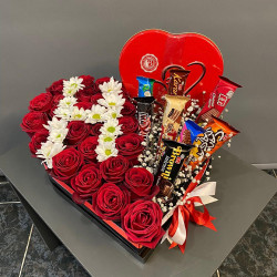 Premium Harf Kutuda Papatyalar Güller ve Çikolatalar